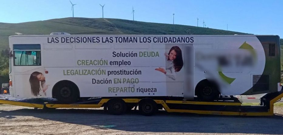 De inicio, el autobús era un autocar de línea que hacía la ruta en las calles de Madrid, y posteriormente se convirtió en un vehículo de campaña de un partido político local.