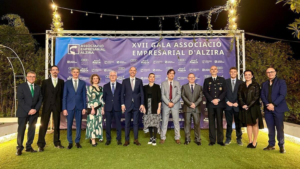 Los representantes de las negocios, industrias y entidades galardonadas, junto a las autoridades y directivos de la AEA.