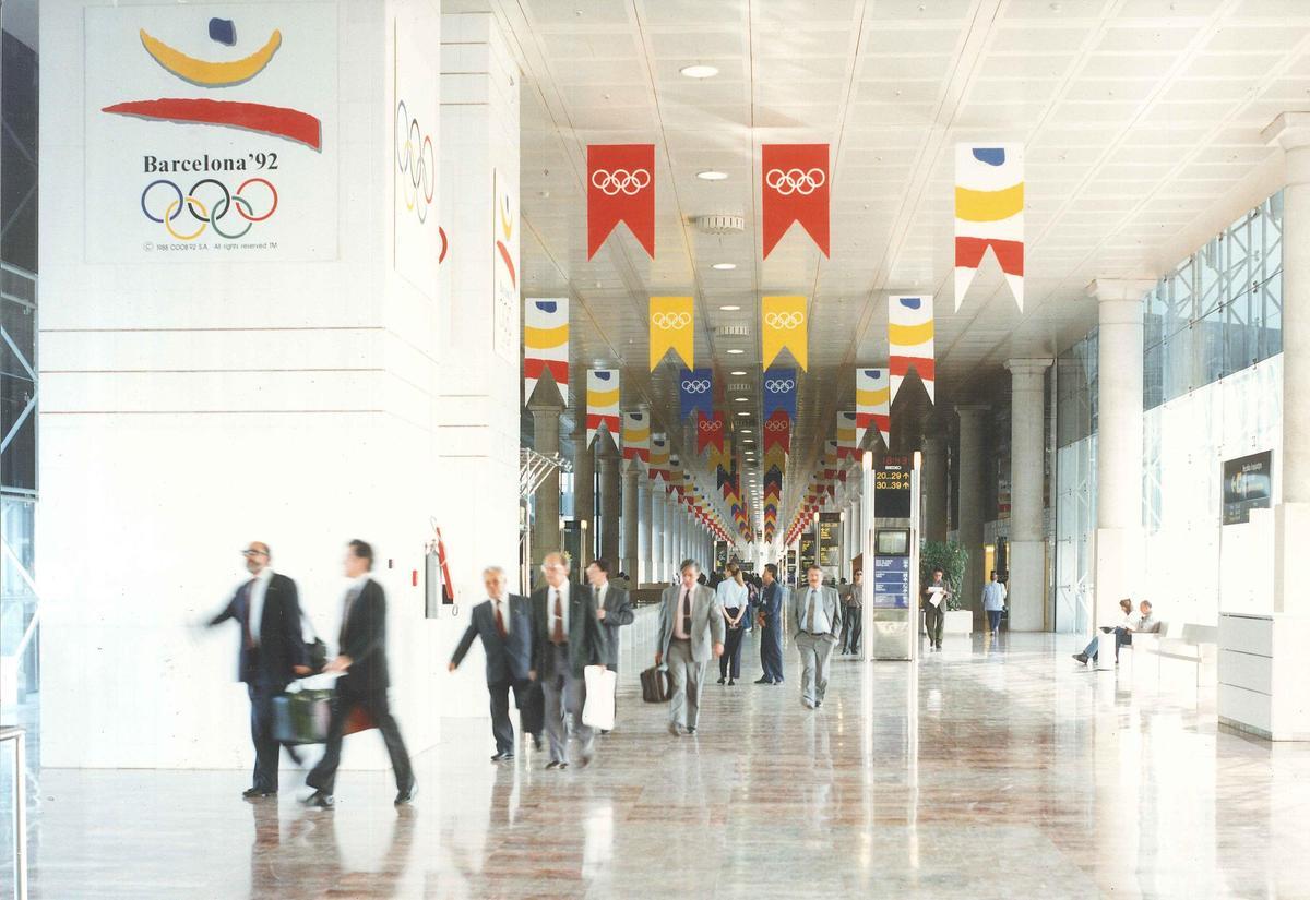 La terminal del Aeropuerto de Barcelona-El Prat en 1992, engalanada para los Juegos Olímpicos.