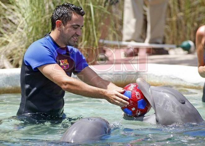 Los jugadores del Barça se divirtieron con los delfines