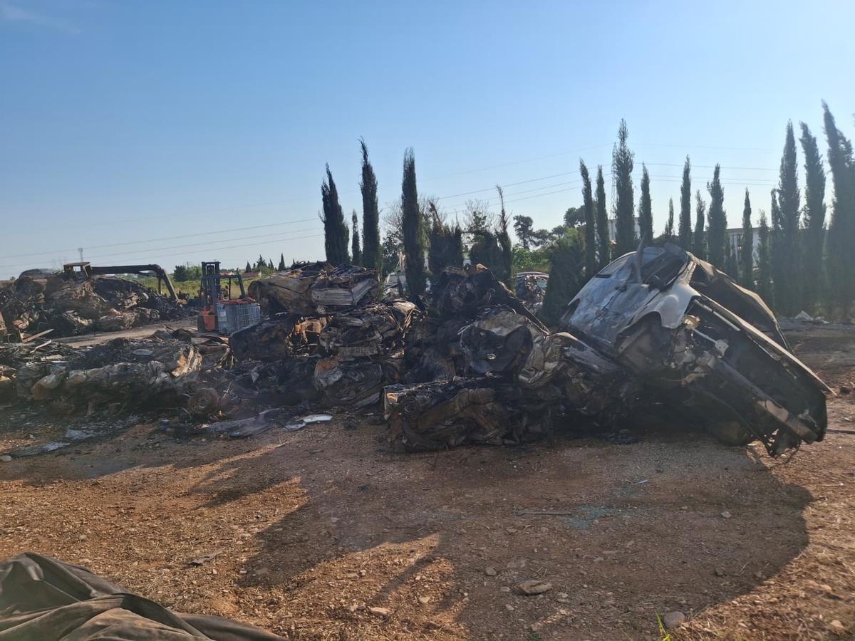 Las imágenes de la destrucción del fuego: así ha quedado la zona del desguace de El Verger devorada por el incendio