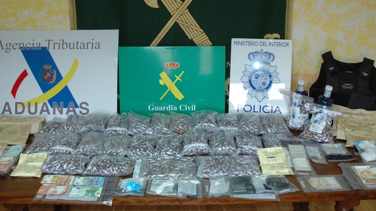 La droga y el dinero incautados en la operación. // Guardia Civil
