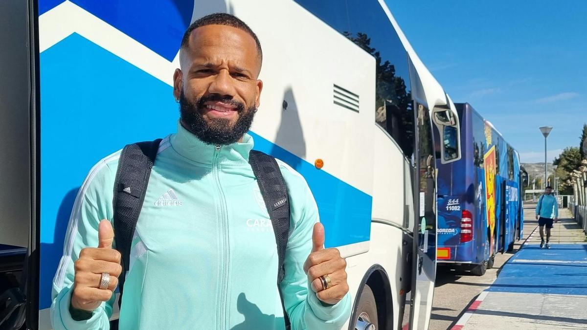 Bebé, antes de subirse al autobús zaragocista en la Ciudad Deportiva.