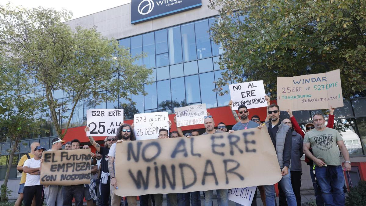 Concentración contra el ERE de Windar en Avilés
