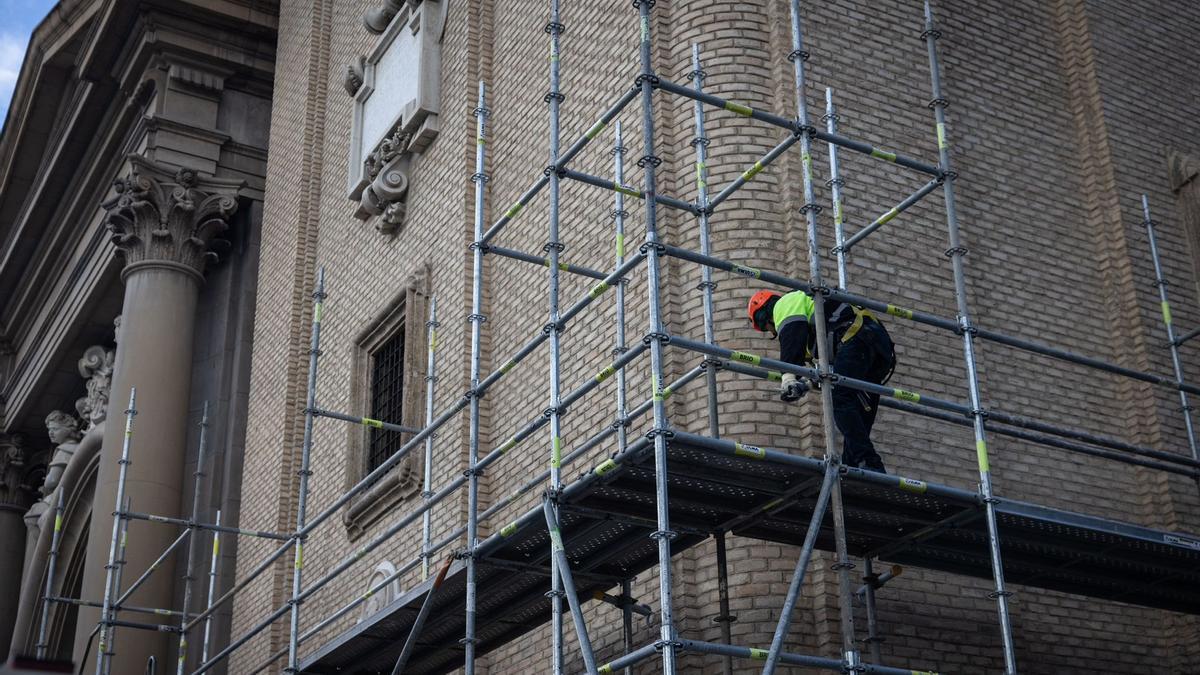 Imagen de archivo de la instalación de andamios en la torre de Nuestra Señora del Pilar.