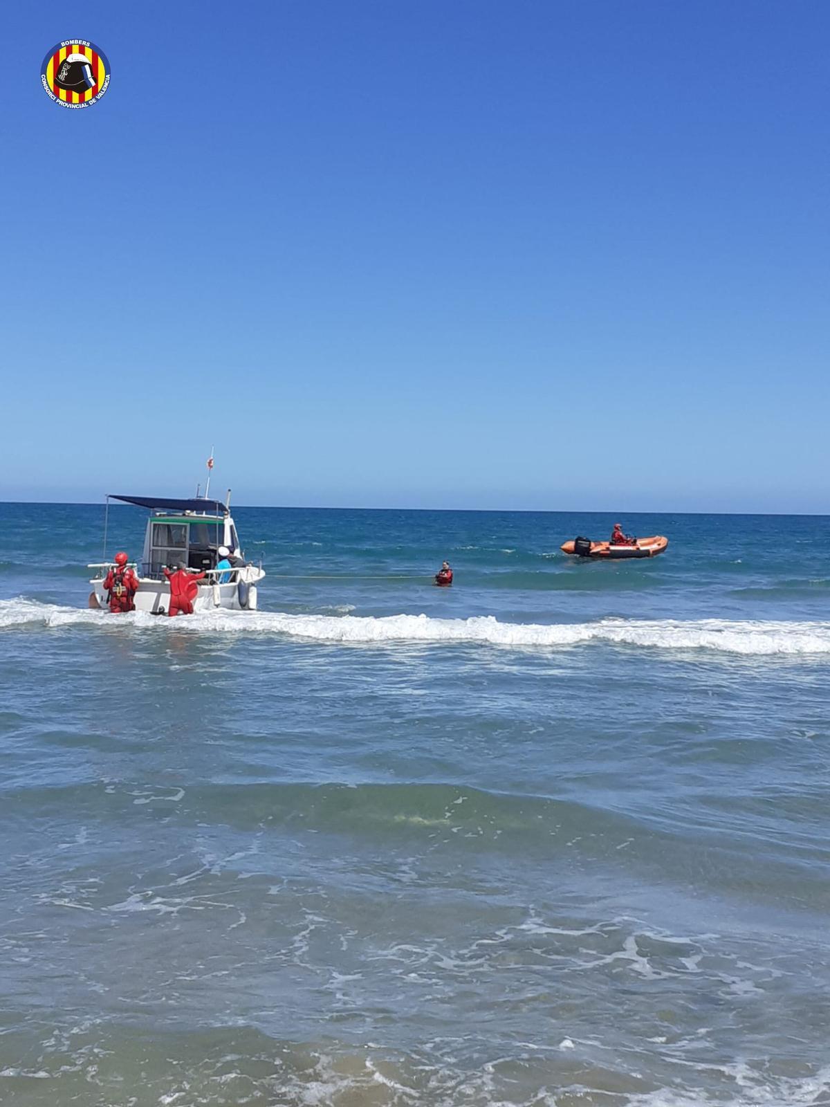 La barca, ya en el agua