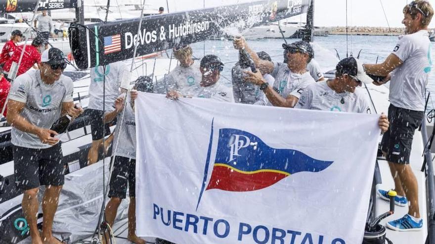 Los miembros de la tripulación del barco Quantum celebran su victoria en las aguas de Portals.