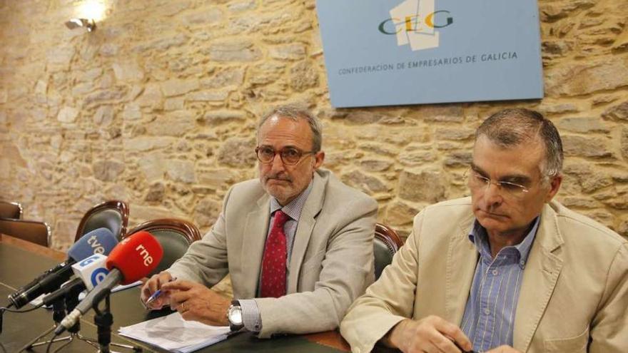 Antonio Dieter Moure y José Antonio Vázquez, ayer, durante su comparecencia en Santiago.