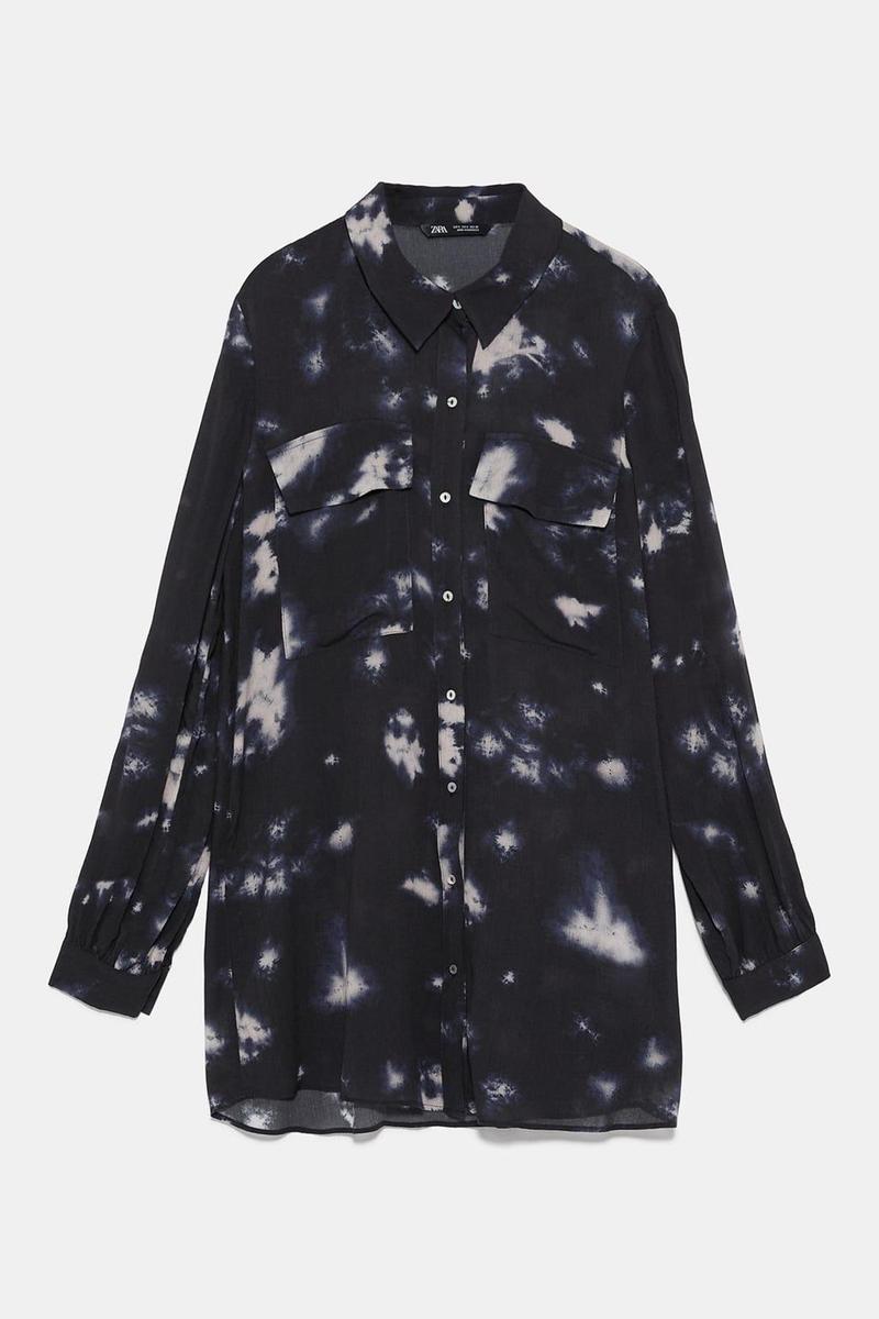 Camisa de manga larga tie dye de Zara. (Precio: 25, 95 euros)