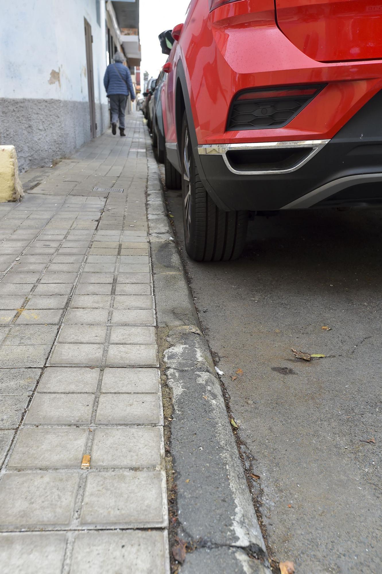 Desperfectos en la Calle Batalla de Teruel y el parque infantil de la plaza Cayo Ramírez