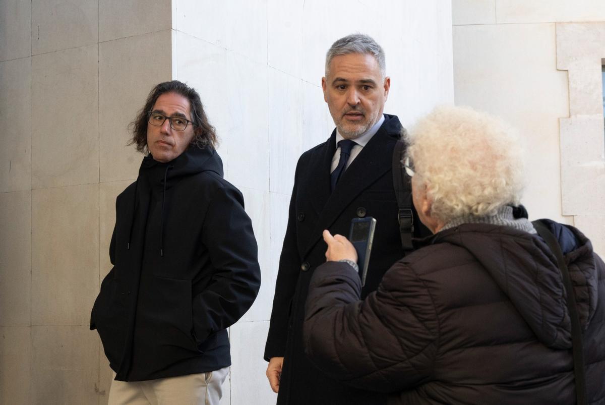 El segundo entrenador Francisco Ruiz Casares, en segundo término, entra en el juzgado con su abogado.
