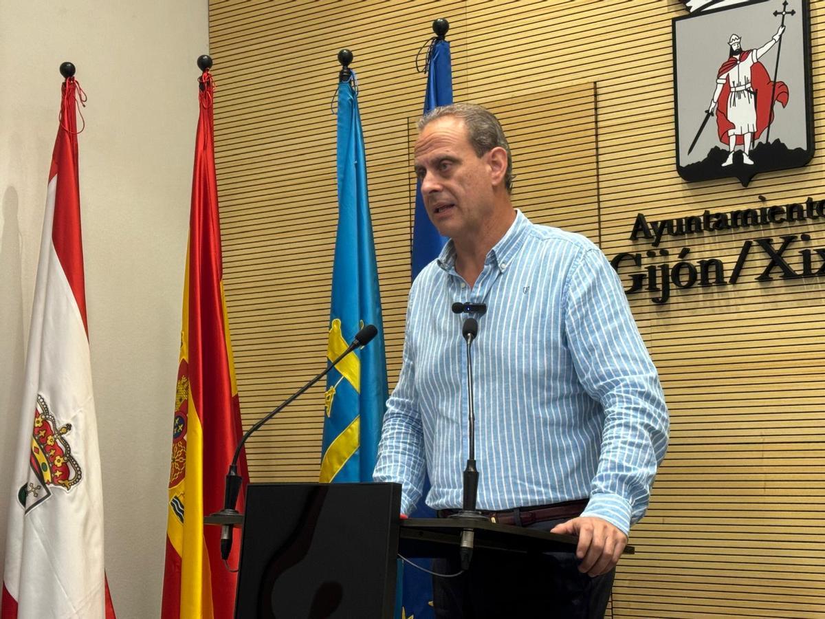 El edil socialista Tino Vaquero durante la presentación de la iniciativa de Pleno.