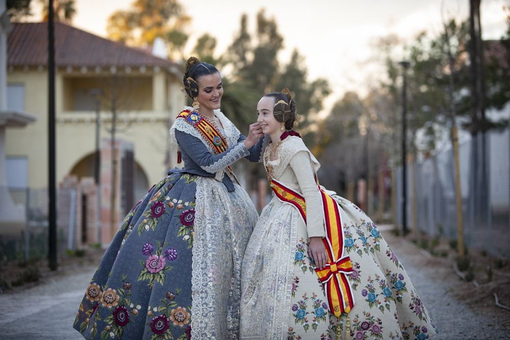 Paseamos con las Falleras Mayores de Sagunt, Núria Bueno y Carla Boix, en los jardines de la Gerencia.