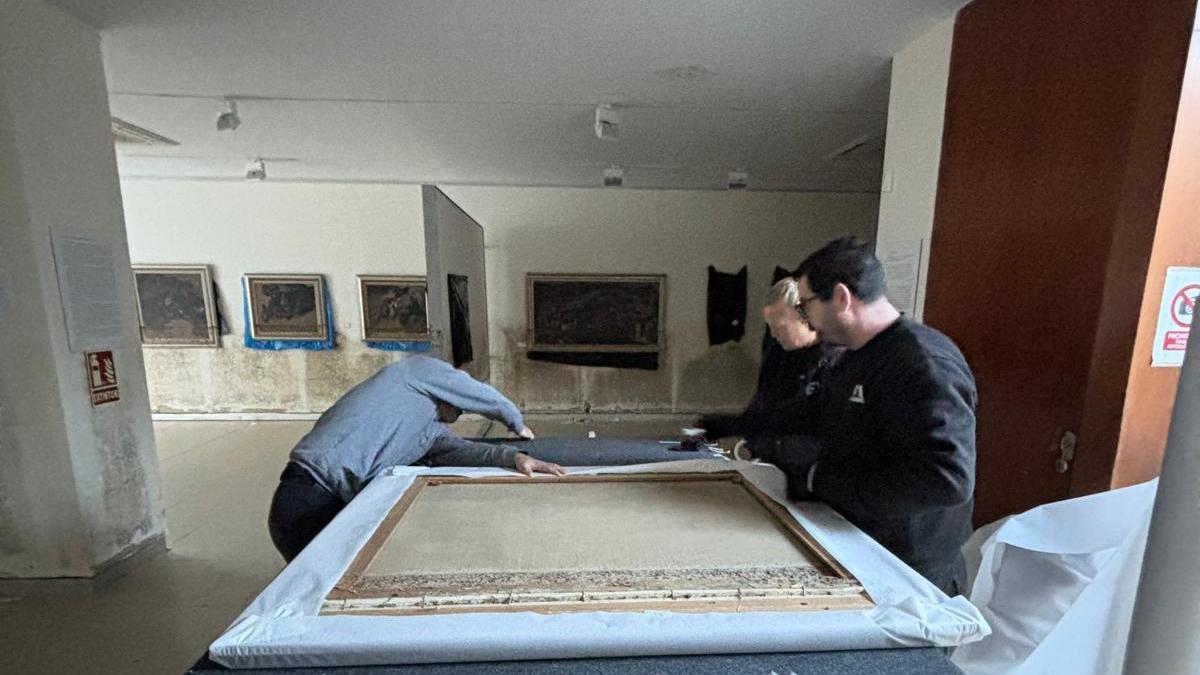 La Universitat de València recogió todos los cuadros del Museo Antonia Mir, afectado por la dana, para restaurarlos.