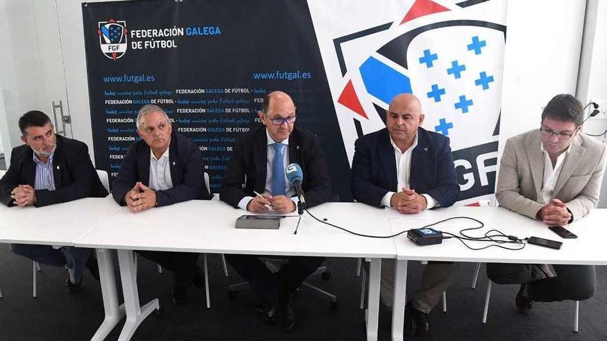 Louzán, en el centro, con varios integrantes de su directiva en la nueva sede de la Federación Galega.