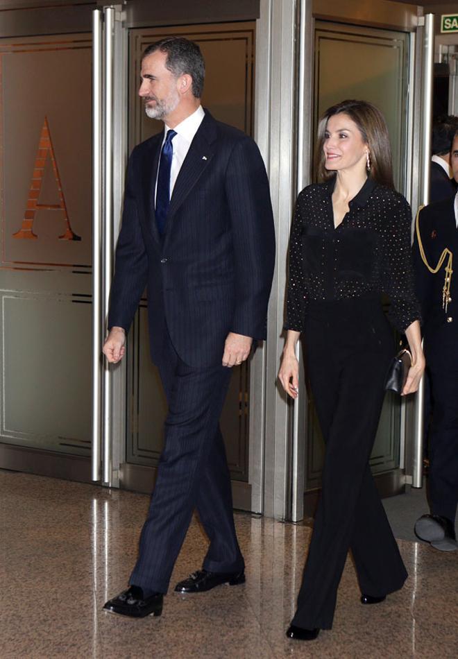 Letizia Ortiz de negro y Uterqüe junto a Felipe VI