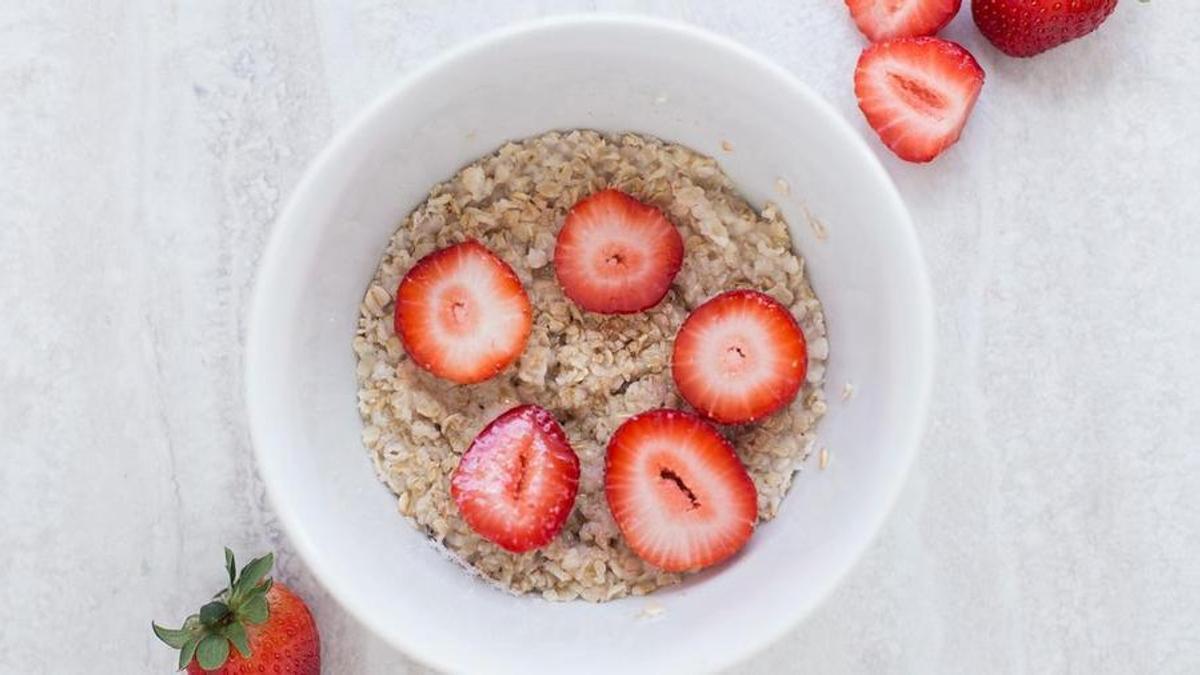 Cominar los cereales con fruta es una buena opción.