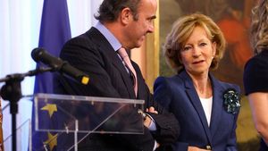 Elena Salgado i Luis de Guindos, en el traspàs de carteres ministerials, el desembre passat.