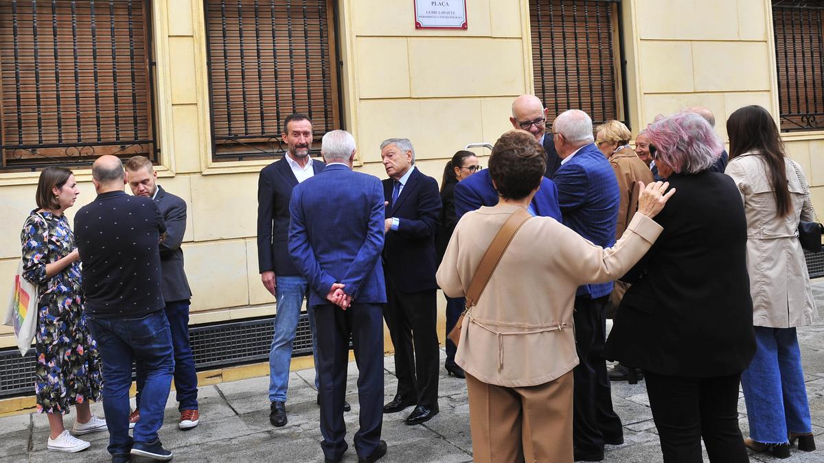 Inauguración este sábado en Elche de la Plaza en recuerdo a Gudie Lawaetz, periodista y productora que divulgó el Misteri por todo el mundo