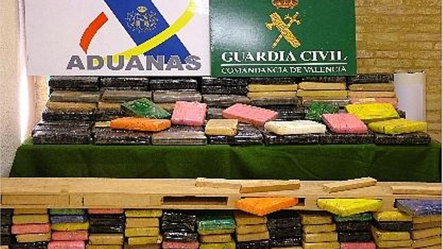 Los 538 kilos de cocaína estaban ocultos entre tablones de madera tropical.