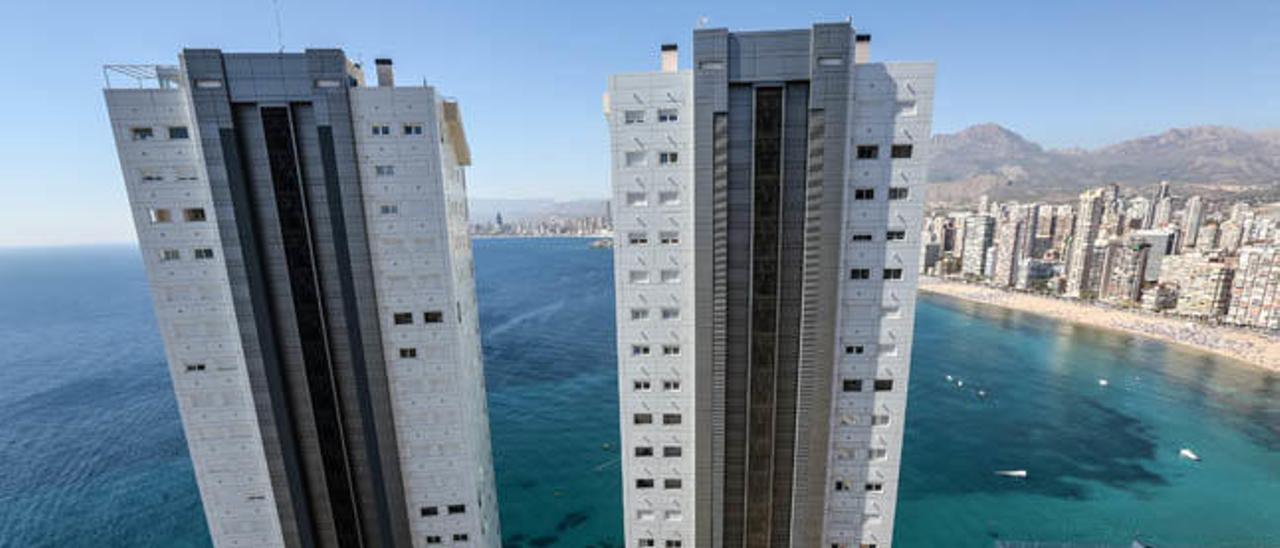 El Consell resucita un plan para demoler dos torres levantadas a escasos metros del mar