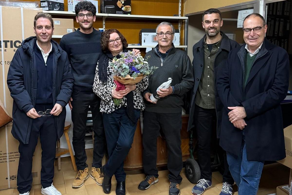 La família Asparó Huix amb l'alcalde Jordi Masquef i el regidor Manel Rodríguez