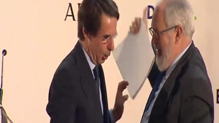 Aznar reaparece