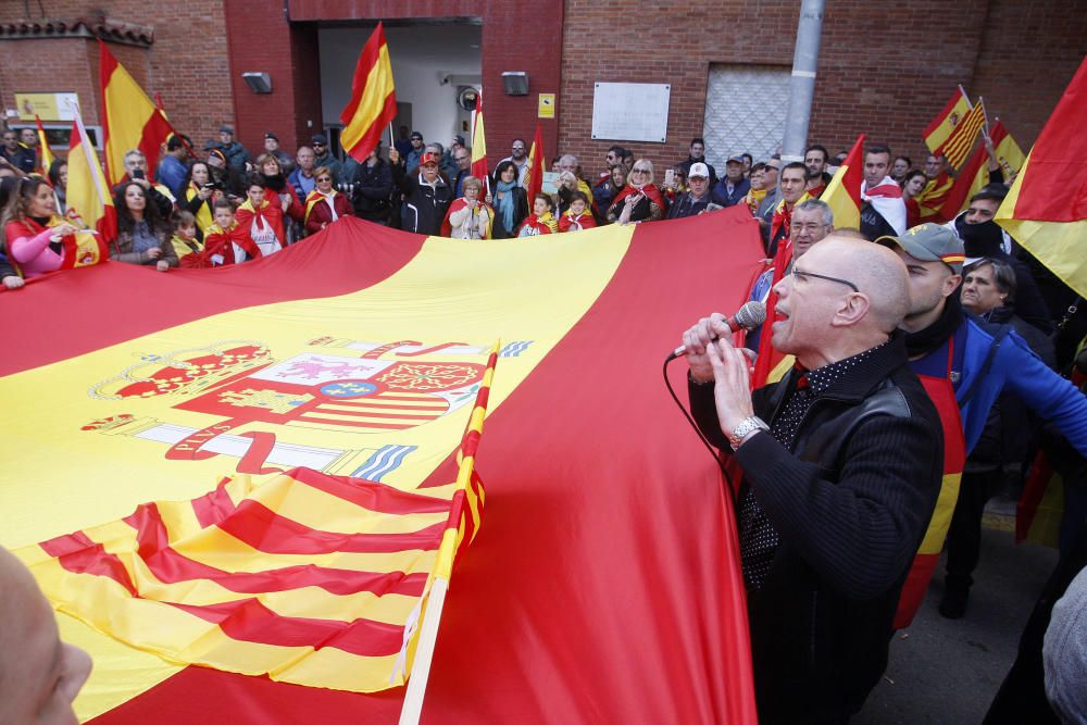 400 persones es manifesten a Girona en favor de la unitat d''Espanya i en contra del Govern destituït