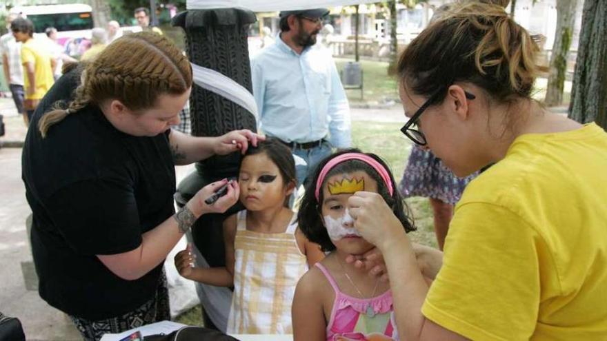 La Algarabía incluyó un taller de maquillaje para los más pequeños.  // Bernabé/Luismy