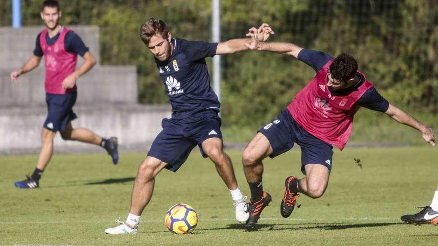 Pucko, a la izquierda, lucha por un balón con Emilio, con Lucas al fondo, ayer, en El Requexón.