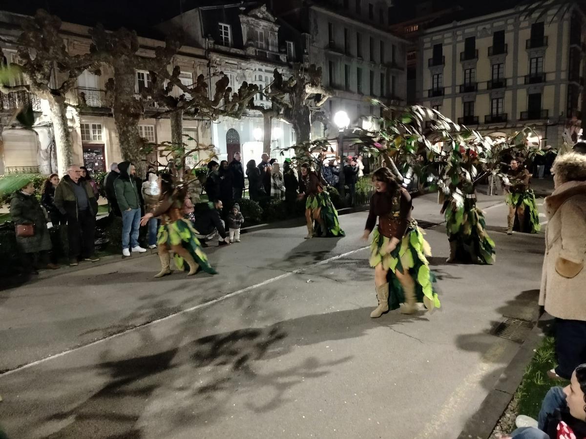 Un momento del desfile en Navia.