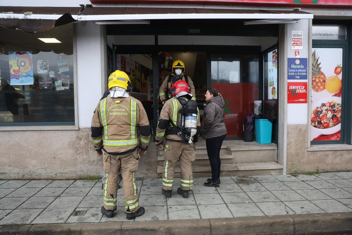 Los Bombeiros de Ribadumia acceden al interior del local de Meis.