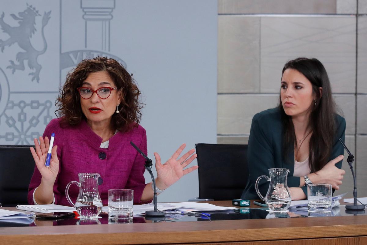 La ministra de Hacienda, María Jesús Montero, y la ministra de Igualdad, Irene Montero. 