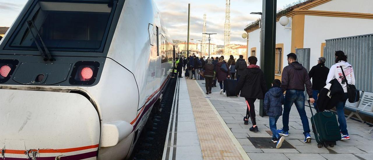 Pasajeros se dirigen a un tren en la estación de Plasencia