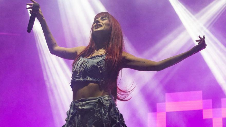 Una ‘nochentera’ bailando a ritmo de Vicco en la Plaza España | FOTOS: VICENT MARÍ