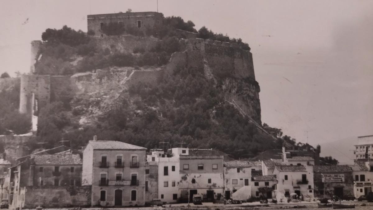 Antigua fotografía del barrio marinero y del castillo de Dénia.