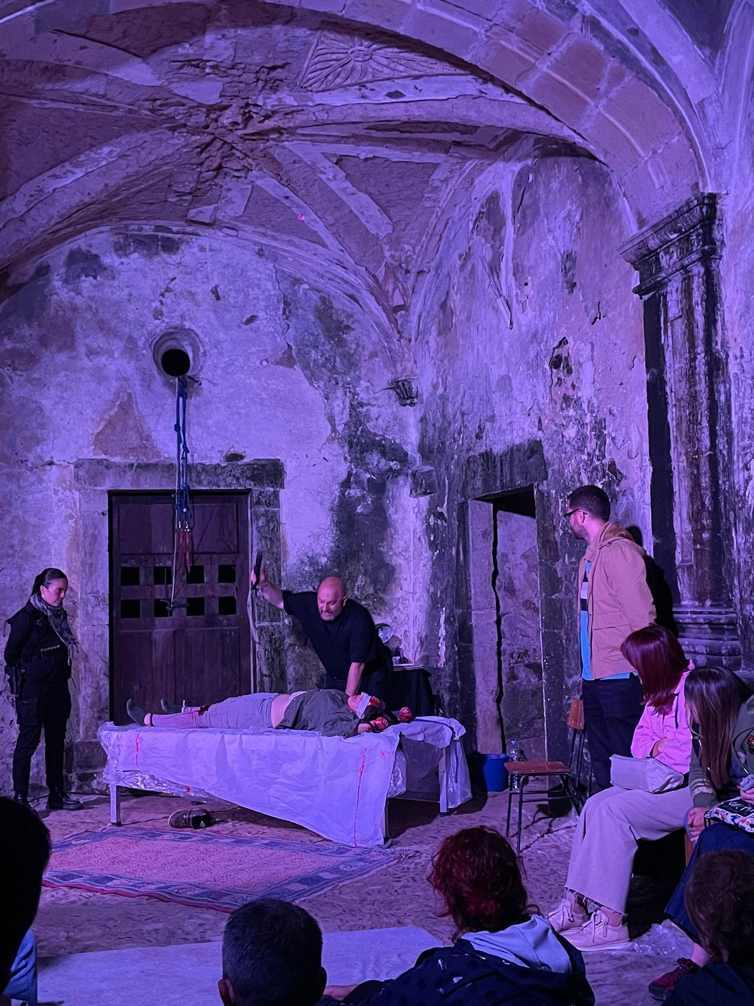 En imágenes: Así fue "Redención", la primera función de teatro inmersivo que se celebra en el monasterio de Cornellana