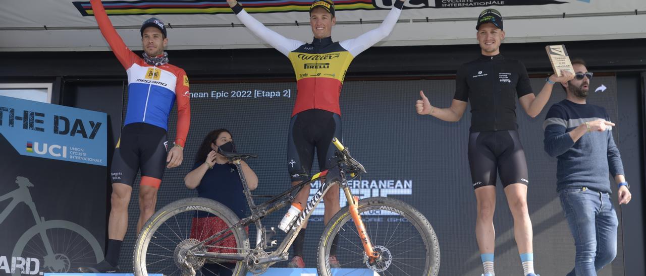 El campeón de Bélgica, Wout Alleman, en el podio de la segunda etapa de la Mediterranean Epic.