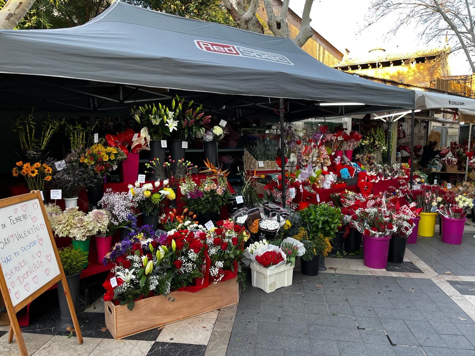 Así vive Palma San Valentín 2024: flores, pasteles y decoración