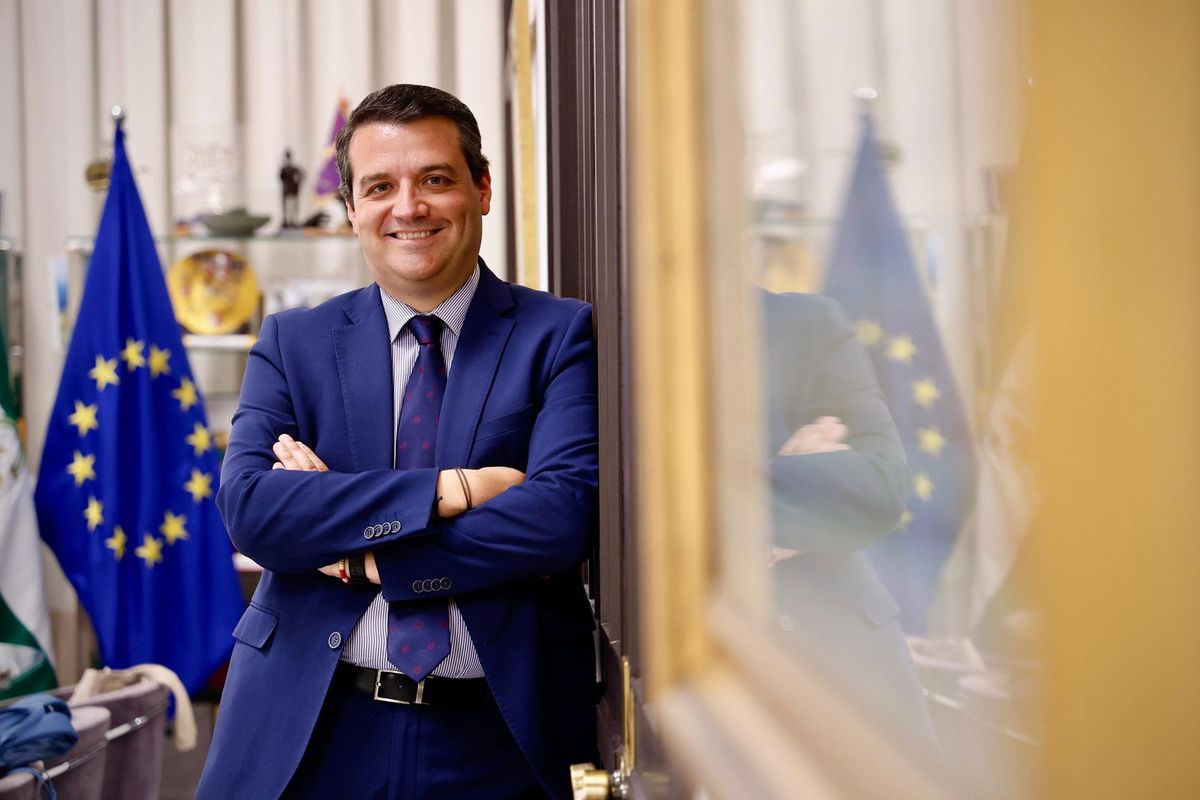 El alcalde de Córdoba, José María Bellido, en el despacho de Alcaldía del Ayuntamiento.