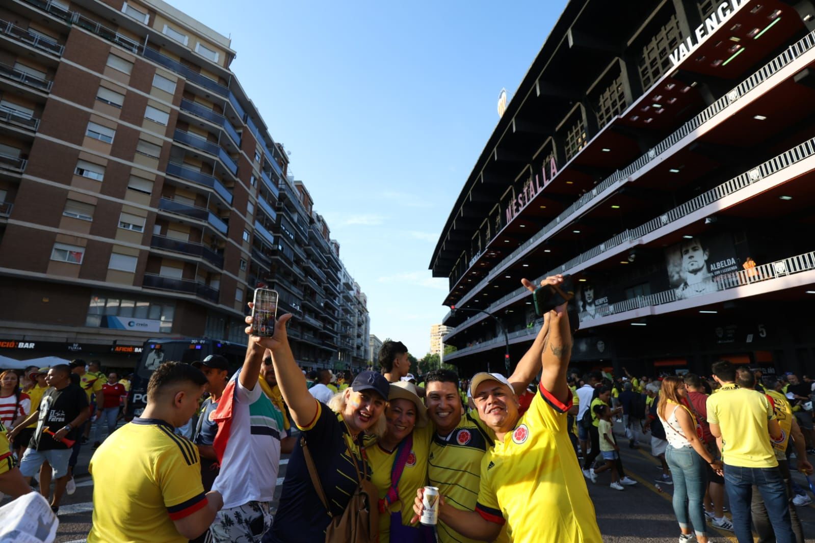 Gran ambiente en Mestalla para el partido entre Colombia e Irak