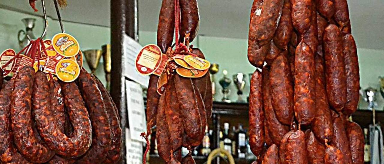 Javier González, al fondo, en el antiguo local del bar-tienda, en 2013.