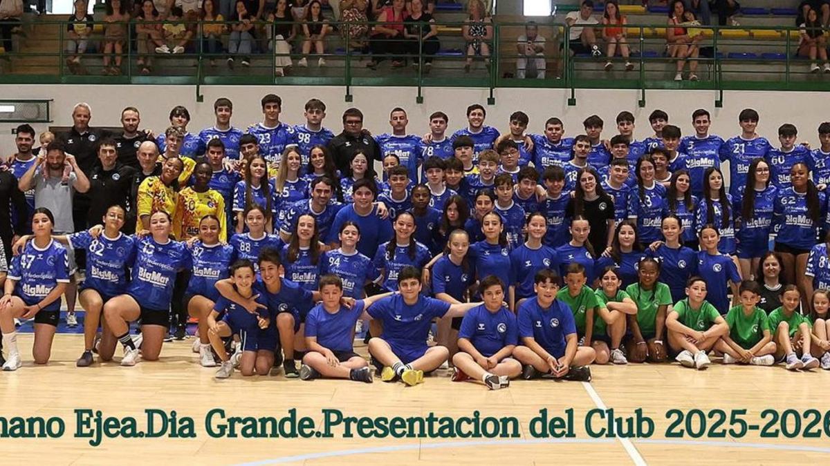 Jugadores, entrenadores y otros miembros del club participaron en la presentación tras un buen año.