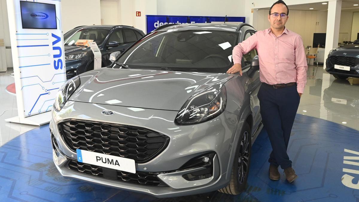 El jefe de Ventas de Ford Vedat Mediterráneo, Aitor Sánchez, con el modelo Ford Puma.