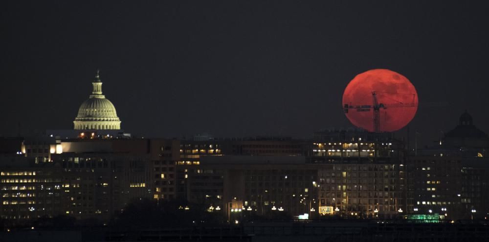 Así se vio la superluna en Galicia y en el mundo