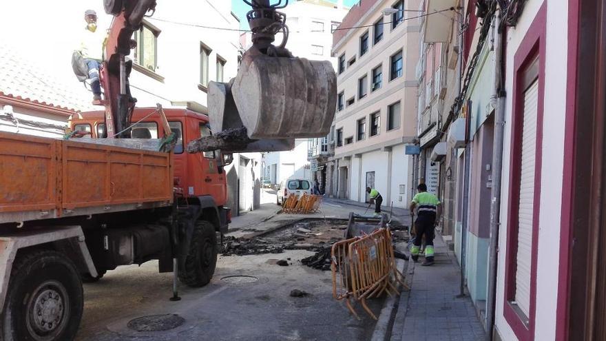 Los operarios trabajan en las obras en la calle Santa Trega, esta mañana. / A.P.