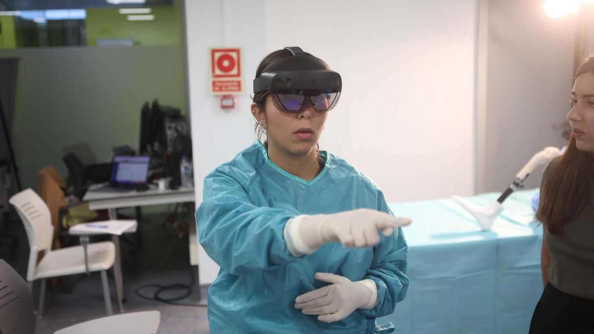 Sesión experimental en el Chuac para aplicar la realidad aumentada al quirófano