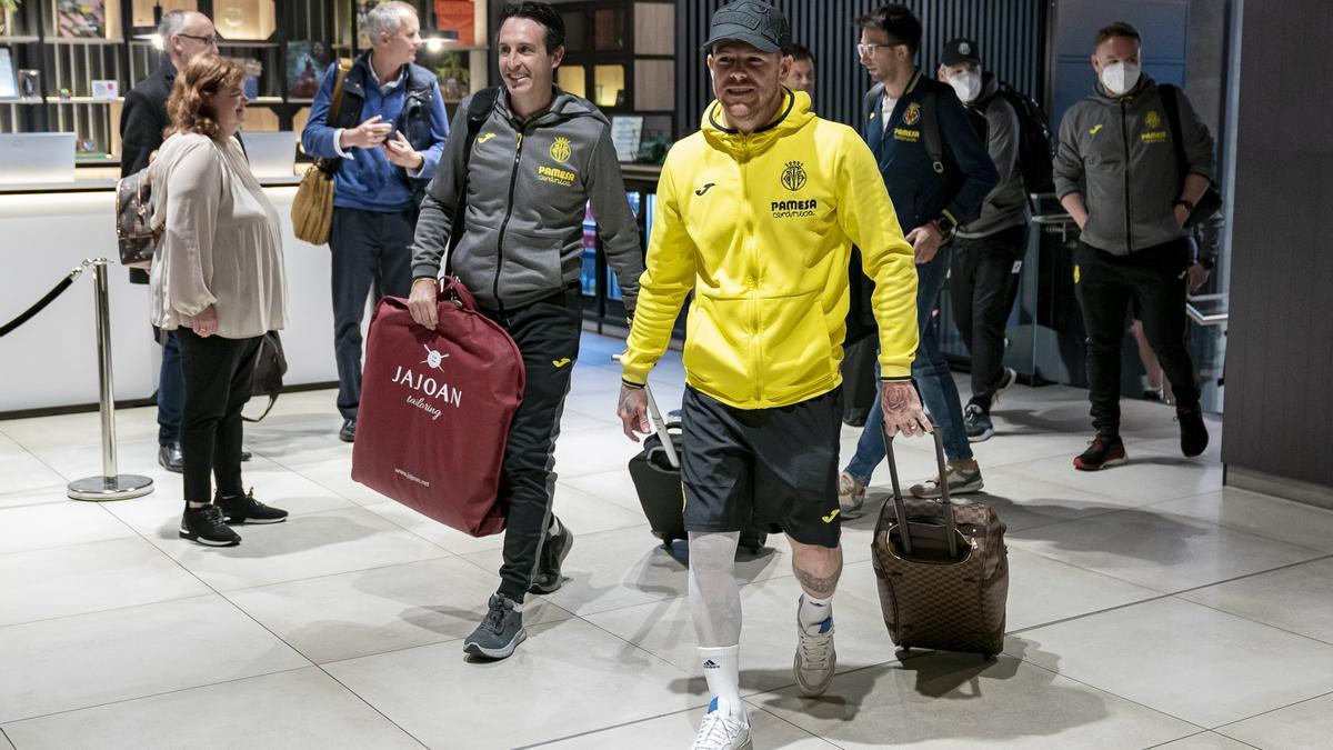 Emery y Alberto Moreno en la llegada del Villarreal al aeropuerto de Liverpool.