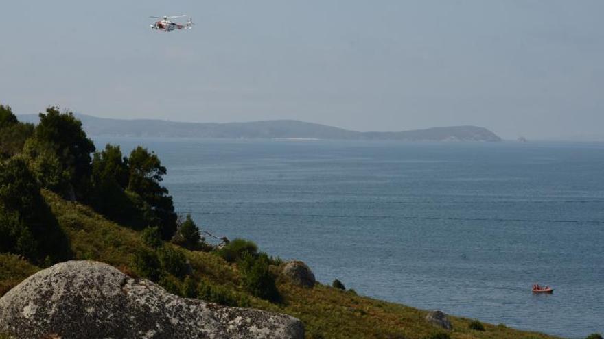 El helicóptero y una lancha de Salvamento Marítimo, ayer en la zona de Cabo Udra. |   // GONZALO NÚÑEZ