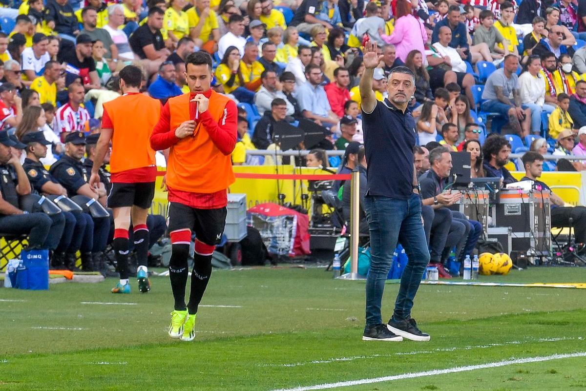 Xavi García Pimienta (d.), durante el choque ante el Athletic Club.